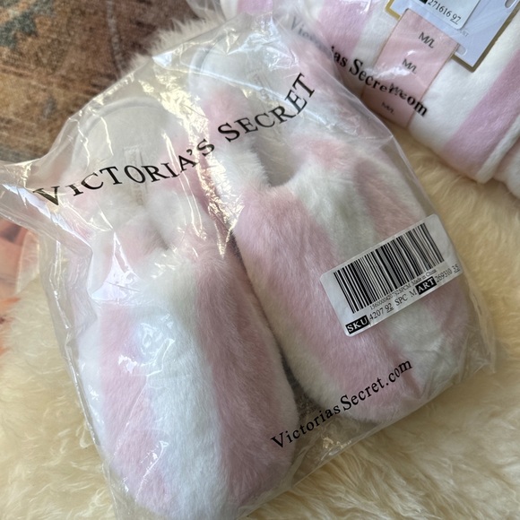 NWT Victoria's Secret Pink & White Striped Plush Robe and Slippers Set - Picture 8 of 10